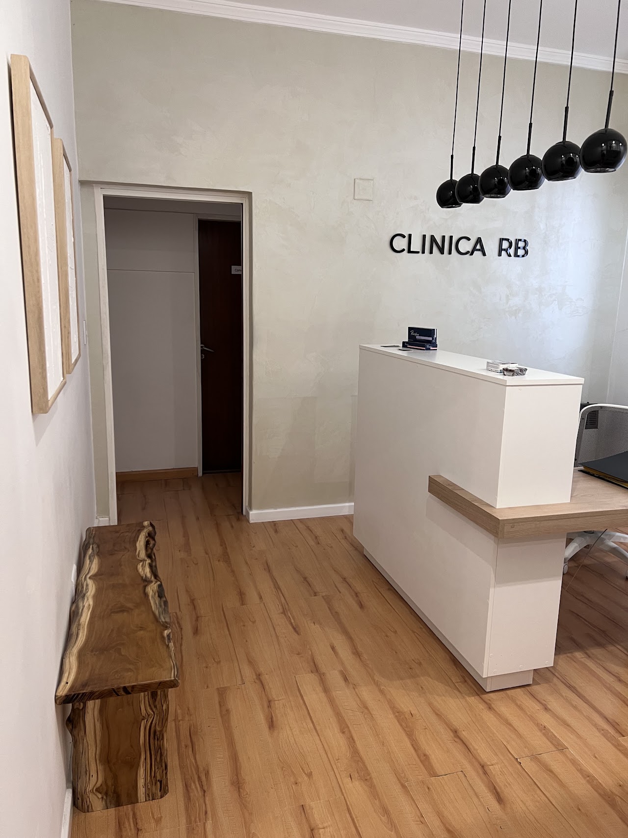 Recepción y sala de consulta moderna en Paraná