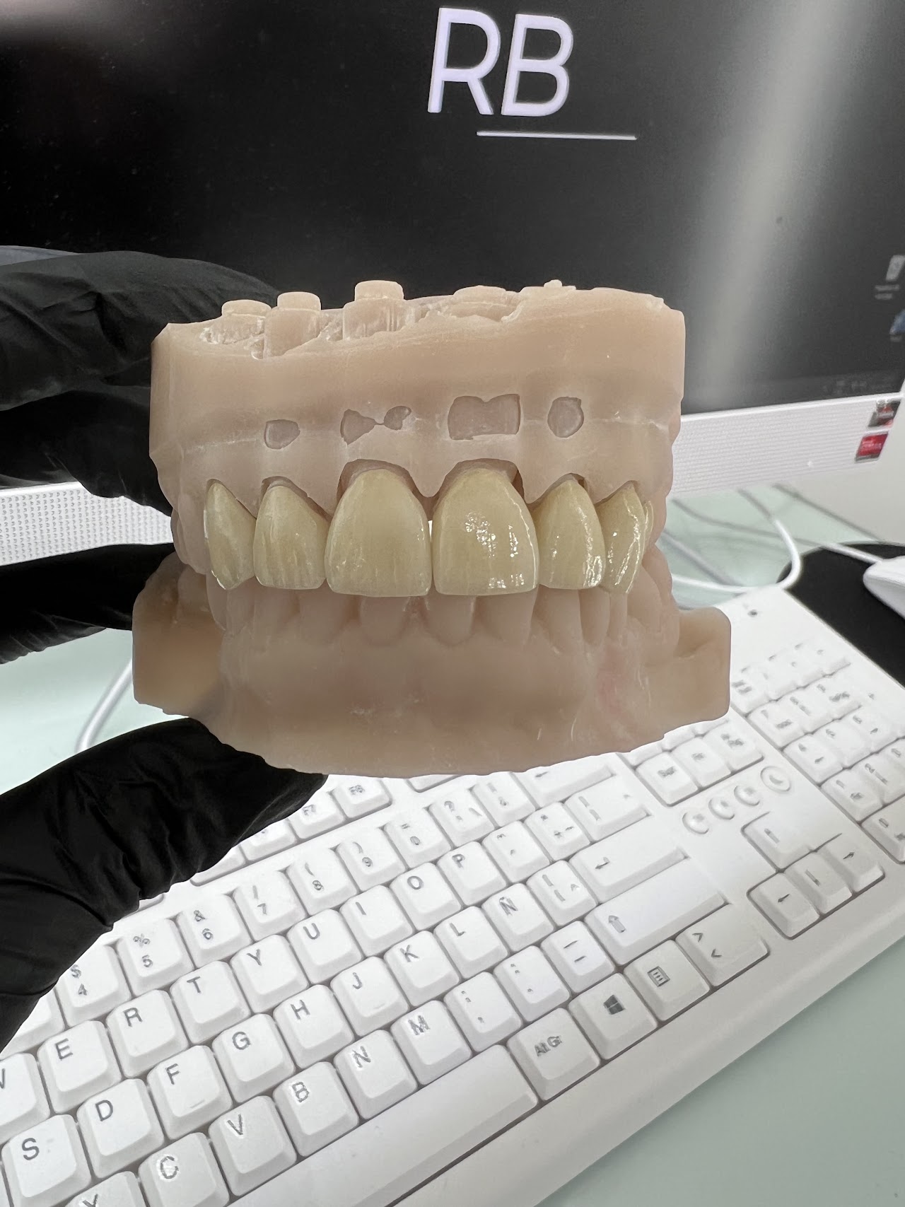 Fachada de acceso e instalaciones Barón Odontología